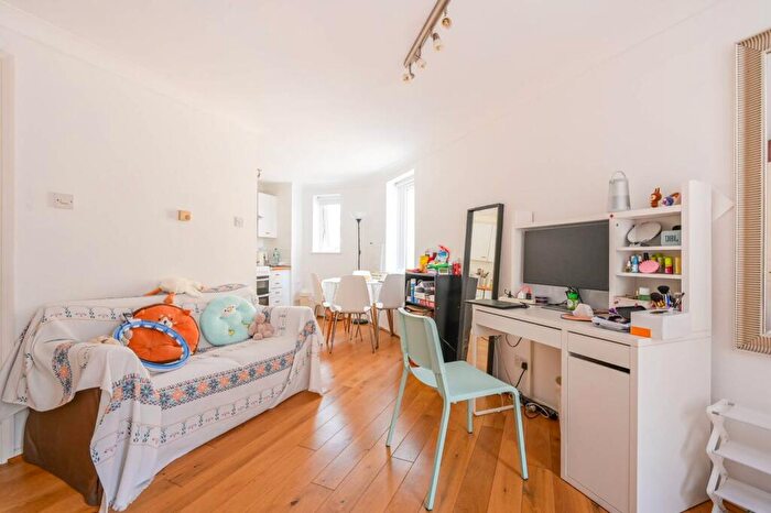 Studio To Rent In Hooper Square, Aldgate, London, E1