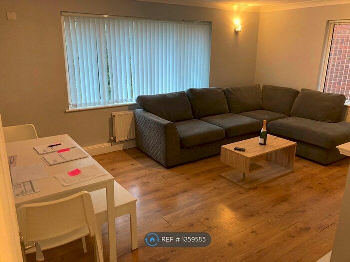 3 Bedroom Flat To Rent In Carnarvon Place, Bingham, Nottingham, NG13