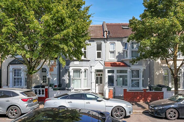 2 Bedroom Flat For Sale In Whitney Road, Leyton, E10