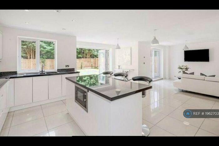 5 Bedroom Detached House To Rent In St. Bernards Road, Solihull, B92