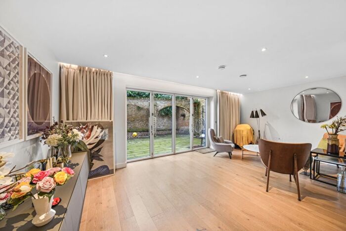 4 Bedroom End Of Terrace House To Rent In Wedgewood Mews, Fulham, SW6