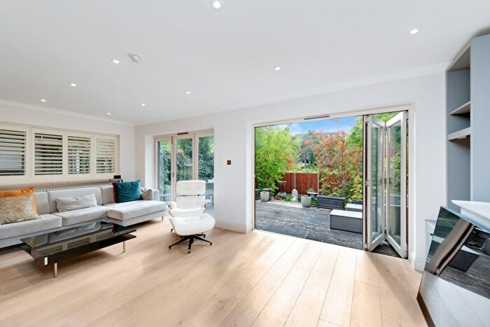 4 Bedroom Flat To Rent In West Heath Gardens, Hampstead, NW3
