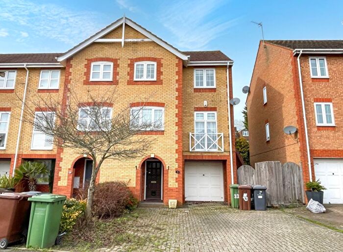 3 Bedroom End Terrace House For Sale In Oakfield Close, Potters Bar, EN6