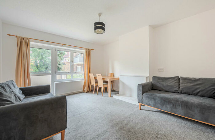 3 Bedroom Flat To Rent In Holmside Court, Nightingale Lane, Clapham, SW12