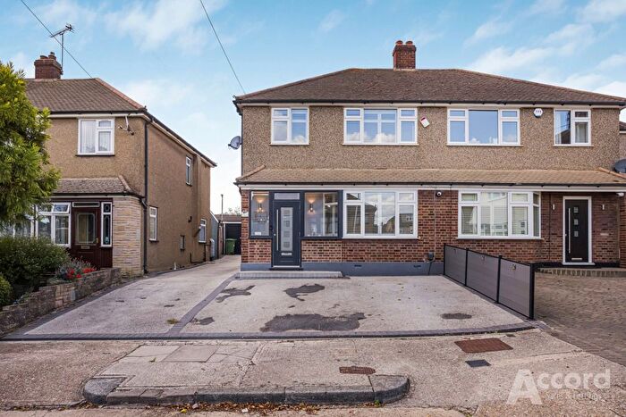 3 Bedroom Semi Detached House For Sale In Greenock Way, Romford, RM1
