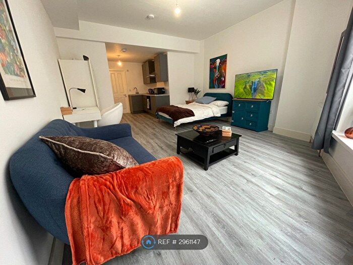 Studio To Rent In Chertsey Road, Woking, GU21