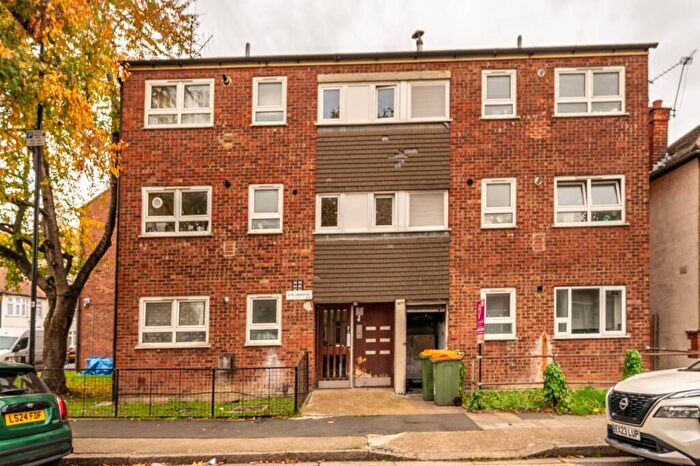 2 Bedroom Flat For Sale In Landseer Avenue, Manor Park, London, E12