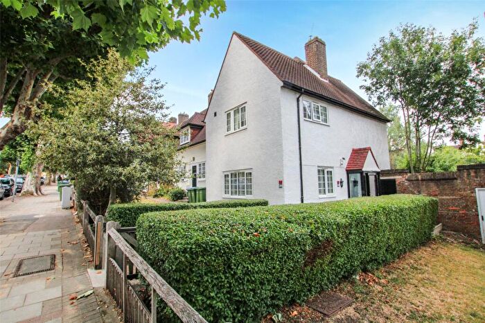 3 Bedroom End Of Terrace House For Sale In Well Hall Road, London, SE9