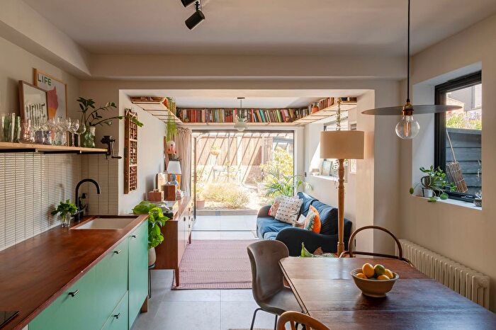 2 Bedroom Flat For Sale In Millais Road, Leytonstone, London, E11