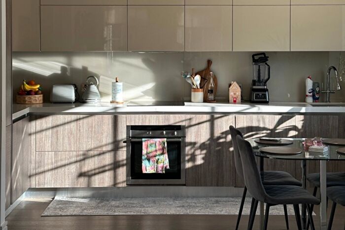 1 Bedroom Flat To Rent In Market Place, Brentford, TW8