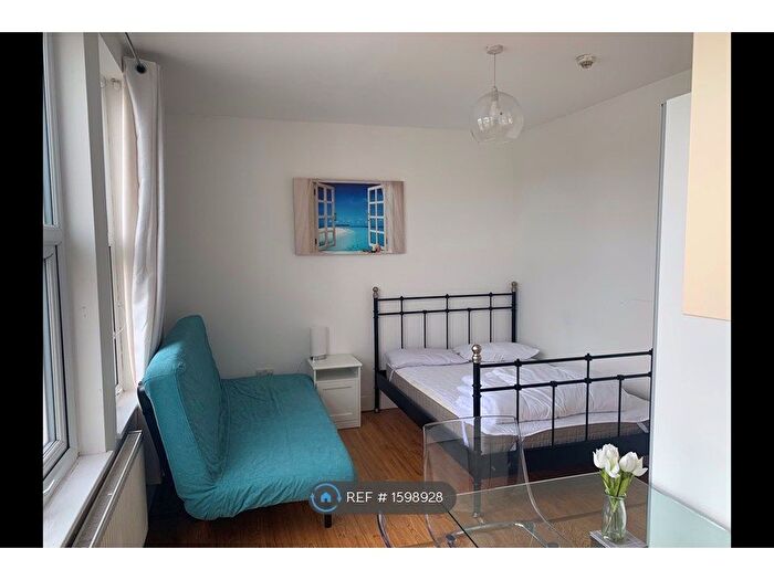 Studio To Rent In Bowes Road, London, N11