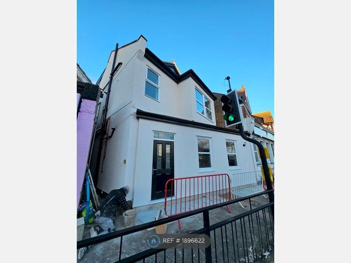 2 Bedroom Flat To Rent In London Road, Westcliff-On-Sea, SS0