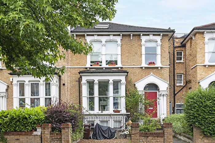 2 Bedroom Flat To Rent In Evering Road, Stoke Newington, London, E5