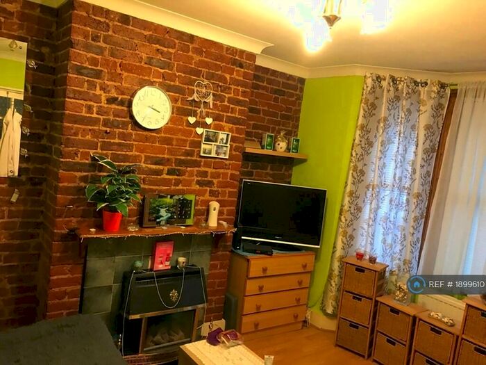 3 Bedroom Terraced House To Rent In Ham Road, Worthing, BN11