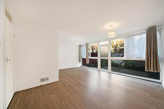 3 Bedroom Flat For Sale In Blenheim Court, Archway, N19