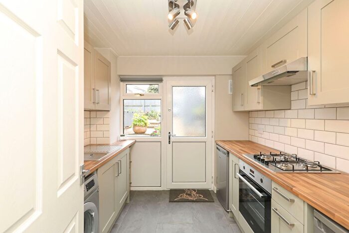 3 Bedroom Terraced House To Rent In Hartington Road, Dronfield, S18