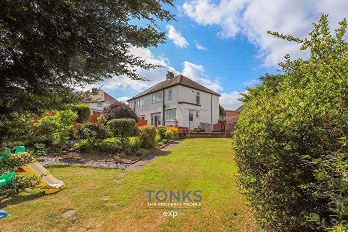 3 Bedroom Semi-detached House For Sale In Pine Road, Tividale, Oldbury, B69