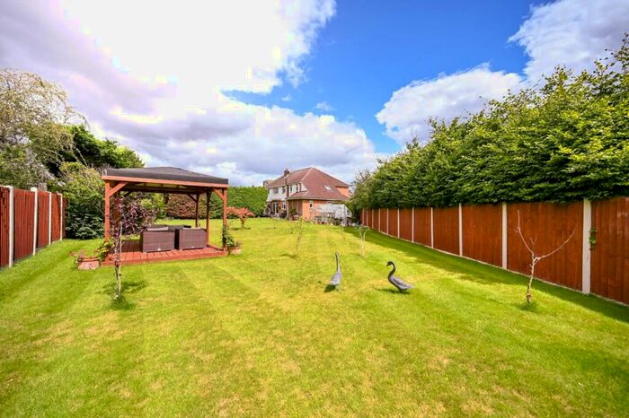 4 Bedroom Semi-Detached House To Rent In Ray Lea Close, Maidenhead, SL6