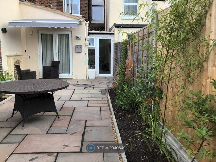 1 Bedroom Property To Rent In Percy Road, Hampshire, PO12