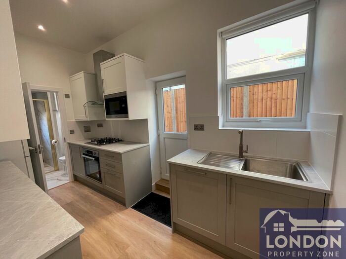 2 Bedroom Flat To Rent In Kidderminster Road, West Croydon, CR0