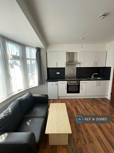 Studio To Rent In North Circular Road, London, N13