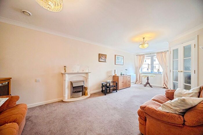 2 Bedroom Flat For Sale In Eden Court, Bletchley, MK2
