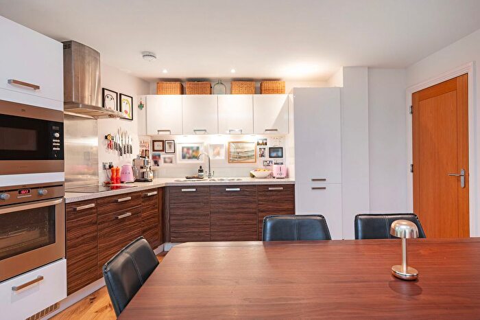 2 Bedroom Flat For Sale In Lea Bridge Road, Clapton, London, E5