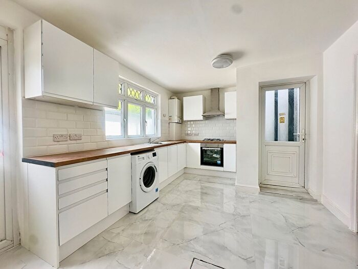 3 Bedroom Flat To Rent In Crowborough Road, Tooting, SW17