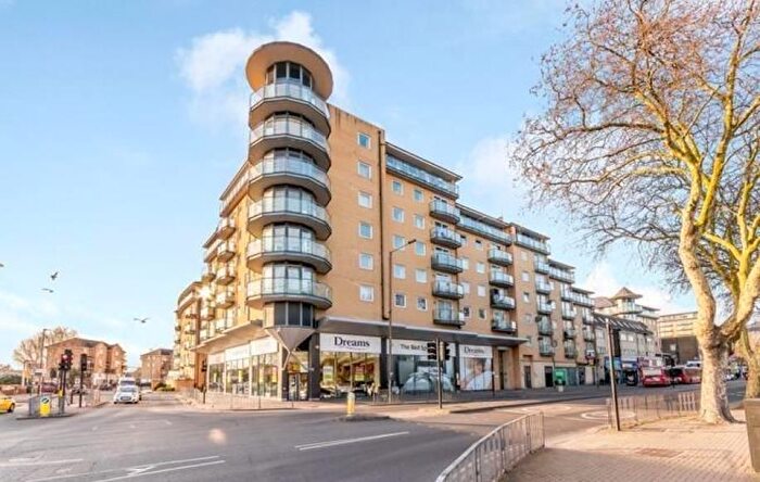 2 Bedroom Flat To Rent In Feltham, Surrey, TW13