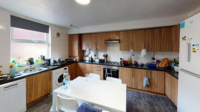 6 Bedroom Terraced House To Rent In Brudenell Grove, Leeds, West Yorkshire, LS6