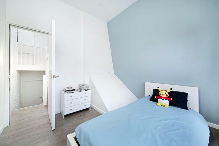 2 Bedroom Flat To Rent In Comyn Road, Clapham Junction, SW11