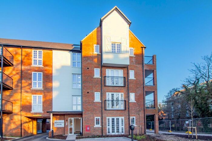 1 Bedroom Flat To Rent In Newcastle House, Park Avenue, Alton, Hampshire, GU34