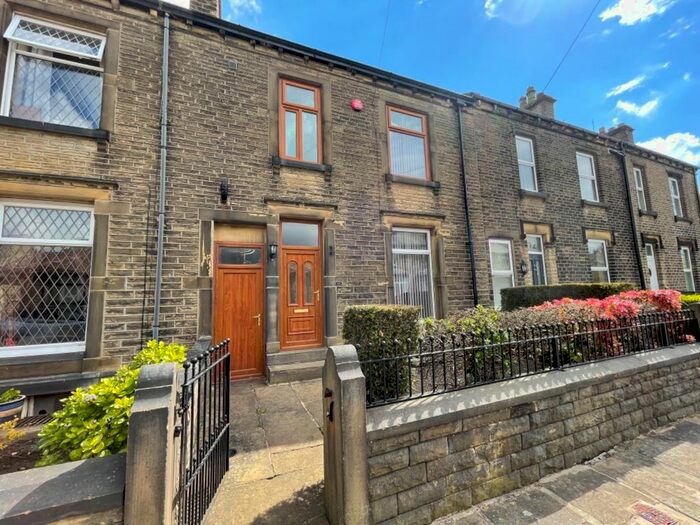 Houses for sale & to rent in HD3 3LR, West Avenue, Lindley Huddersfield