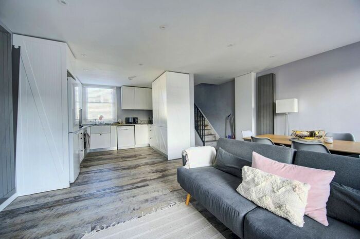 3 Bedroom Maisonette To Rent In Campana Road, Parsons Green, London, SW6