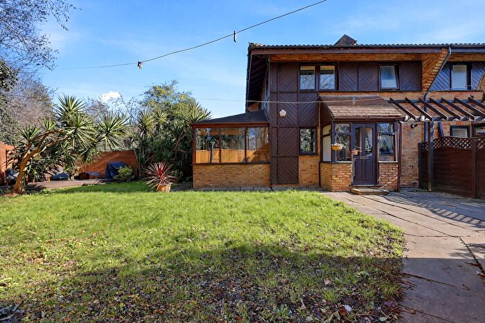 2 Bedroom Semi Detached House For Sale In Friars Mead, Canary Wharf, E14