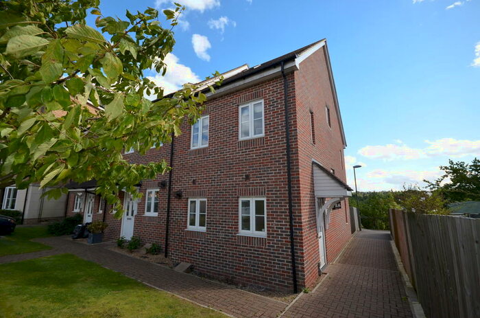 3 Bedroom End Of Terrace House To Rent In Warren Close, Farnham, GU9
