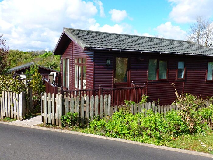 2 Bedroom Mobile/park Home For Sale In The Thatches Holiday Village, Modbury, Devon, PL21