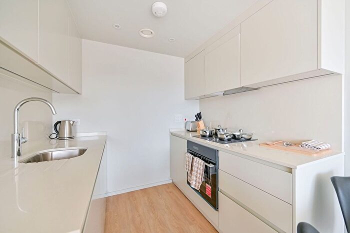 2 Bedroom Flat To Rent In Heathrow House, Hounslow, TW5