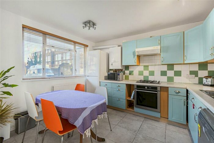 3 Bedroom Maisonette To Rent In Hawthorne Close, London, N1