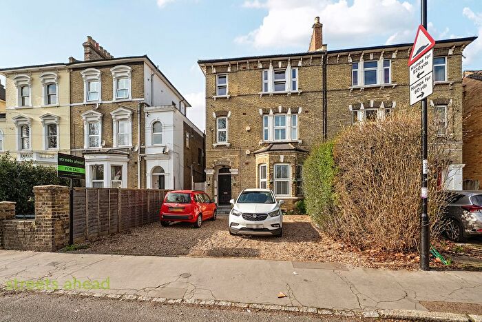 2 Bedroom Flat For Sale In Woodside Green, London, SE25