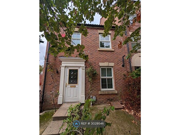 3 Bedroom Semi-Detached House To Rent In James Meadow, Slough, SL3