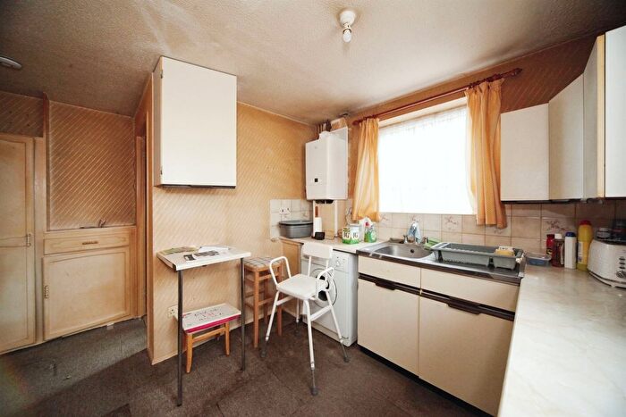 2 Bedroom Semi-Detached House For Sale In Felton Close, Luton, LU2