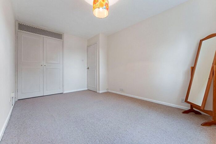 2 Bedroom Flat For Sale In Cheam Road, Sutton, SM1