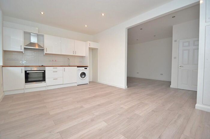 Apartment To Rent In Long Ditton, Surbiton, KT6