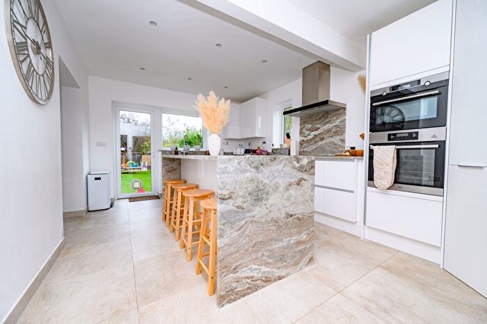 3 Bedroom Bungalow For Sale In Westland Drive, Brookmans Park, AL9