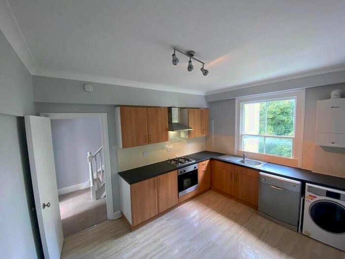 2 Bedroom Flat To Rent In Disraeli Road, London, SW15