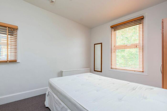 2 Bedroom Flat To Rent In East Hill, Wandsworth Town, London, SW18