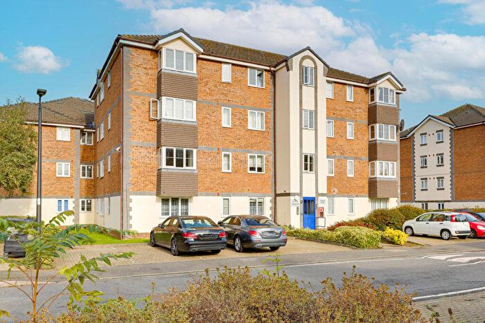 2 Bedroom Flat For Sale In Tennyson Close, Scotland Green Road, Enfield, EN3