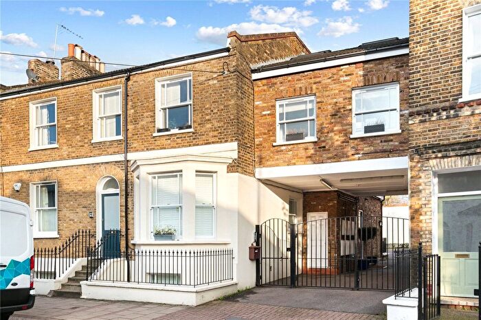 2 Bedroom Flat For Sale In Tonsley Hill, Wandsworth, London, SW18