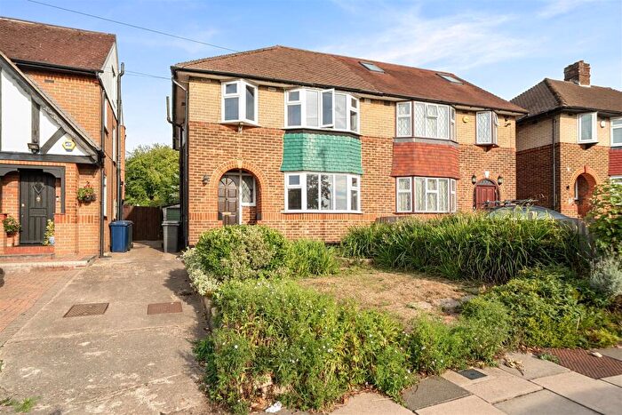 4 Bedroom Semi Detached House For Sale In Kenilworth Road, Edgware, HA8